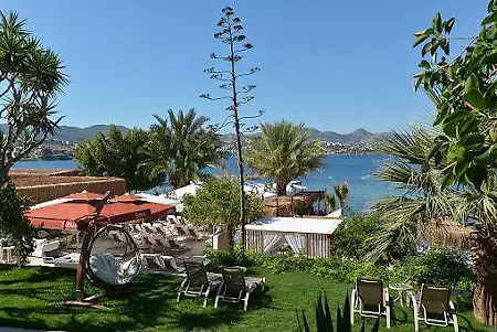 Moon Beach Hotel *